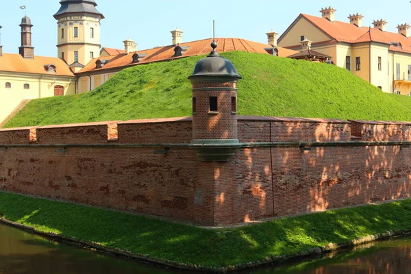 Belarus 'ta hendeği olan eski bir kale