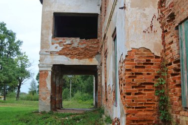 Ormanda terk edilmiş bir tüccar evi.