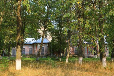 Ormanda terk edilmiş bir tüccar evi.