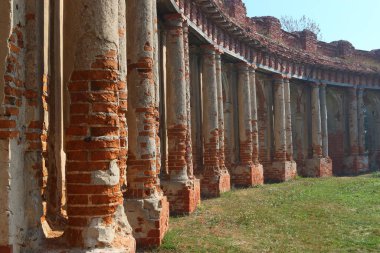 Terk edilmiş bir kalenin sütunları