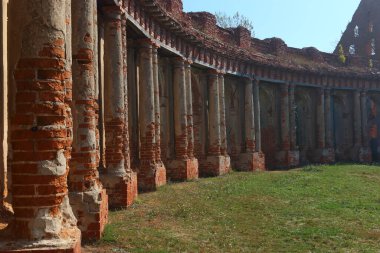 Terk edilmiş bir kalenin sütunları