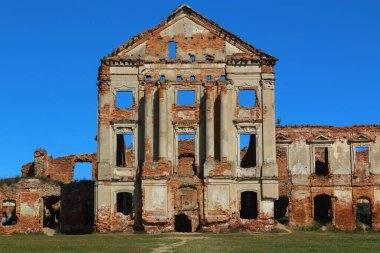 Terk edilmiş bir şatonun cephesi