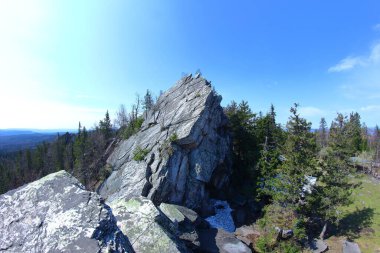 Ormandaki keskin dağ zirvesi