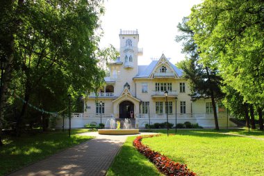 Yeşil çimenli kulübe