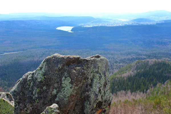 森の上に巨大な山の岩が立ち — ストック写真
