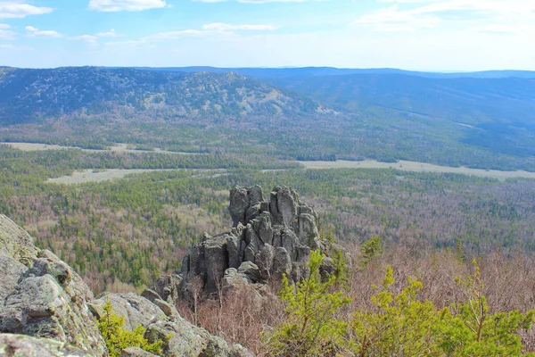 Horské Útesy Tyčí Nad Lesem — Stock fotografie