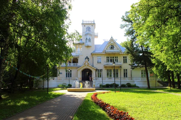 Cottage Green Lawn — Stock Photo, Image