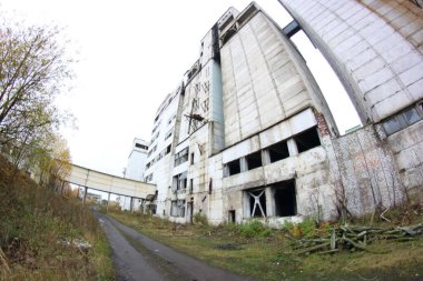 Ormanın ortasında terk edilmiş sanayi binaları kompleksi.