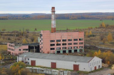 Ormanın ortasında terk edilmiş sanayi binaları kompleksi.