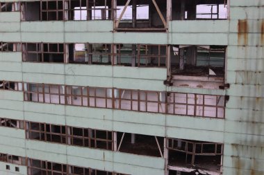 Kırık pencereli terk edilmiş bina