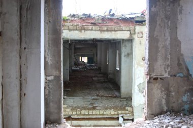 Terk edilmiş bir binada odalar