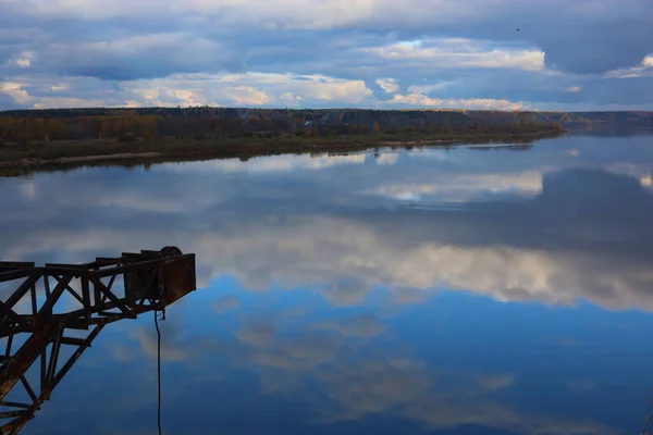 Stará Věž Podzimním Lese Pozadí Řeky — Stock fotografie