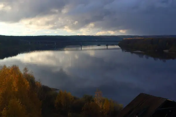 空に対する川の風景 — ストック写真