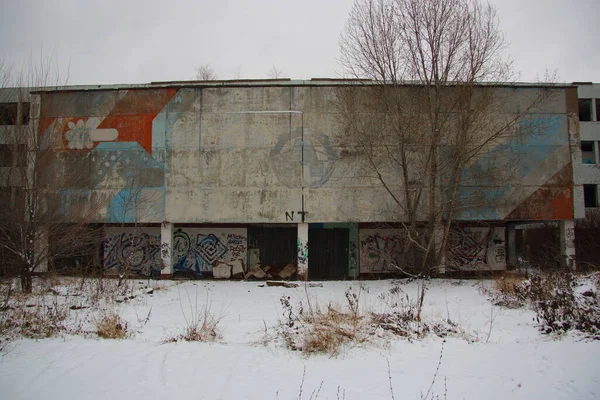 Bâtiment Abandonné Peint Avec Des Graffitis Hiver — Photo