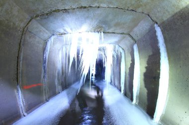 Yeraltındaki bir nehirde buz saçakları kıvrılır.