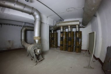 Bomba sığınağında ekipmanlarla dolu bir oda