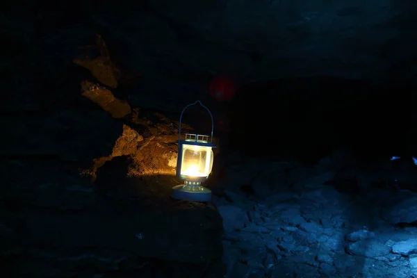 Eine Laterne Leuchtet Einer Höhle — Stockfoto
