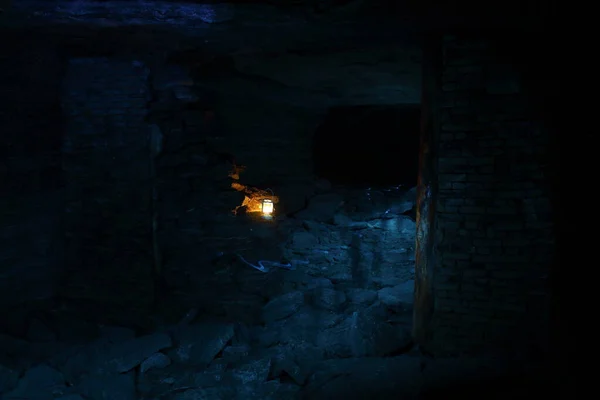 洞穴里的灯笼闪烁着光芒 — 图库照片