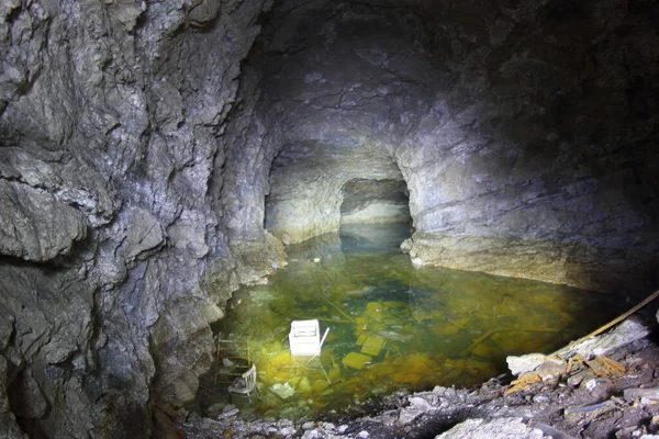 Lac Vert Dans Grotte — Photo