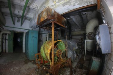 Terk edilmiş bir sığınakta jeneratör.