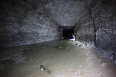 Mağaradaki yapay geçitler.