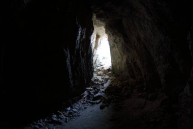 Mağaradan dar çıkış