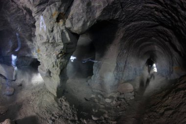Mağaradaki oval geçitler