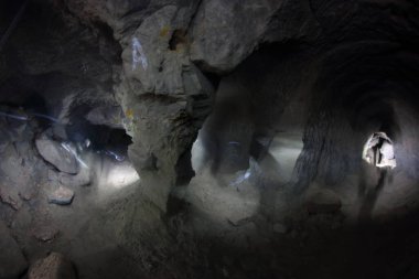 Mağaradaki oval geçitler