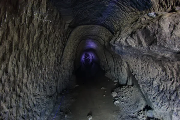 desenli yaşlı adam mağara yapımı