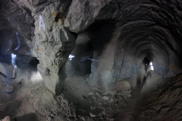 Mağaradaki oval geçitler