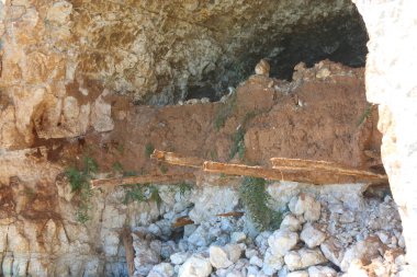 Mağaranın mağara girişi.