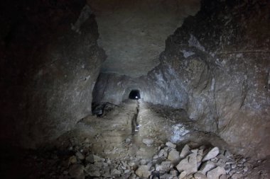 Terk edilmiş bir denetimde silinmiş çatı destekleri ve yürüme yolları