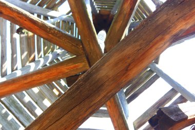 Çatıda tahta kirişler