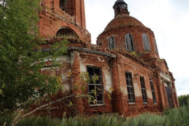 Çimlerin üzerinde terk edilmiş kırmızı tuğla kilise