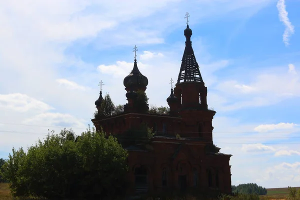 Église Abandonnée Brique Rouge Dans Herbe — Photo