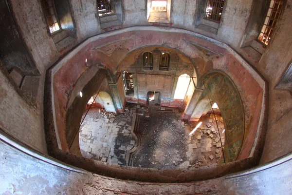 放棄された教会のアーチ型のホール — ストック写真