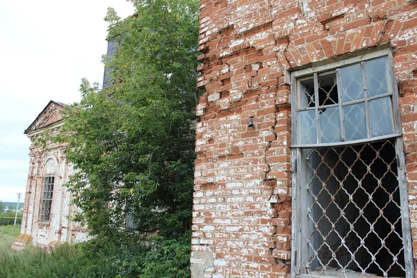 Igreja Tijolo Vermelho Abandonado Grama — Fotografia de Stock