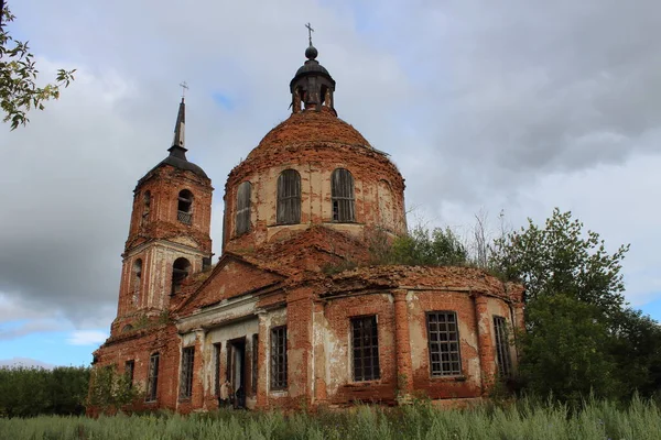 Igreja Tijolo Vermelho Abandonado Grama — Fotografia de Stock