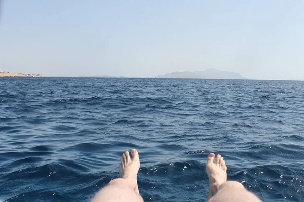 Нога спостерігає за морем — стокове фото