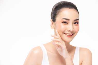 Güzel Asyalı kadınlar yumuşak yanaklı portre yüzlerine dokunuyor doğal cilt ve cilt bakımları sağlıklı saçlar ve cilt bakımları yakın yüz güzelliği portresi.