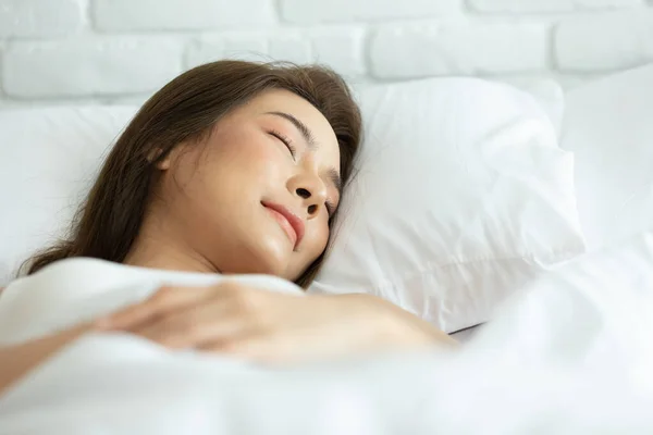 Hermosa Mujer Durmiendo Cama Blanca Dormitorio Dulces Sueños Mantiene Los — Foto de Stock