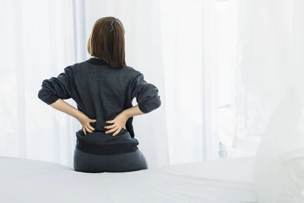 Mujer Asiática Dolor Espalda Sentarse Cama Dormitorio Por Mañana — Foto de Stock