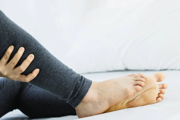 Las Mujeres Retardan Dolor Cama Dormitorio Por Mañana — Foto de Stock