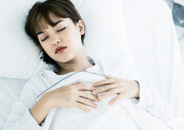 Wanita Asia Tidur Atas Bantal Putih Tempat Tidur Kamar Tidur — Stok Foto