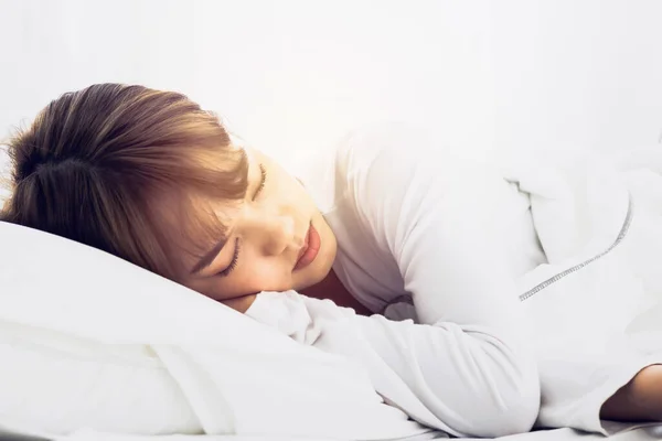 Mujer Asiática Dormir Almohada Blanca Cama Dormitorio Tono Holiday Happy —  Fotos de Stock