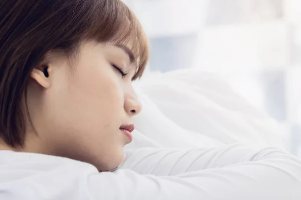 Wanita Asia Tidur Atas Bantal Putih Tempat Tidur Kamar Tidur — Stok Foto