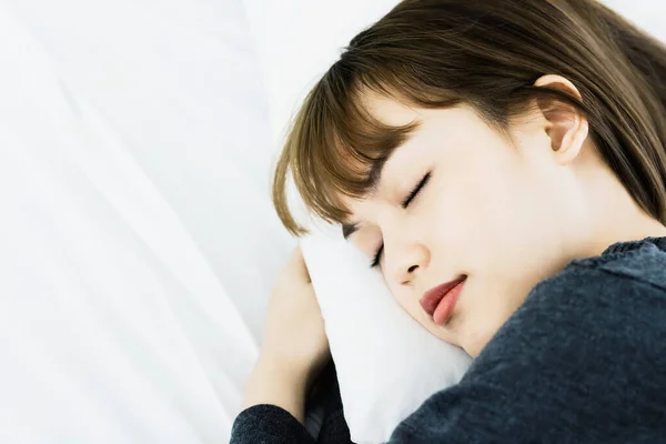 Asiático Mulher Dormir Branco Travesseiro Cama Quarto Holiday Happy Relaxar — Fotografia de Stock