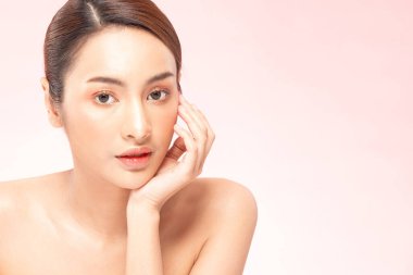 Güzel Asyalı kadınlar yumuşak çene portresine dokunuyorlar doğal cilt ve cilt bakımı sağlıklı saçlar ve cilt yakından güzellik portresi. Beyaz arka planda güzellik kavramı..