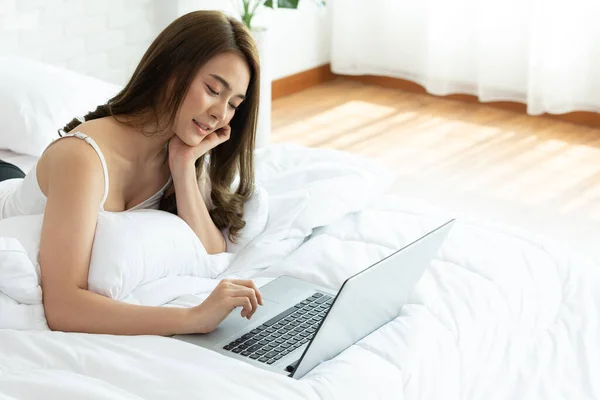 Hermosa Mujer Asiática Trabajando Ordenador Portátil Sentado Cama Casa Mujer — Foto de Stock