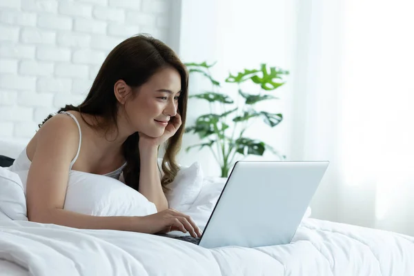 Hermosa Mujer Asiática Trabajando Ordenador Portátil Sentado Cama Casa Mujer — Foto de Stock